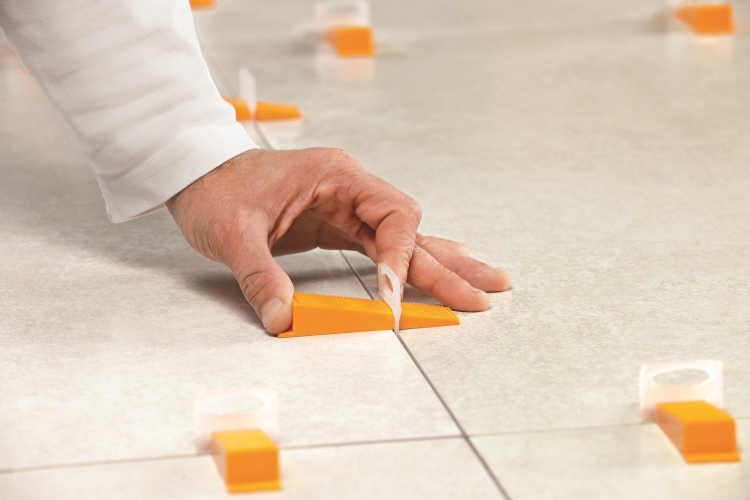 Nivelliersystem Verlegefix Set Mit 250 Laschen 250 Keile Fur 2 Mm Fugen Inkl Kunststoffzange Eimer Tiling Alfers